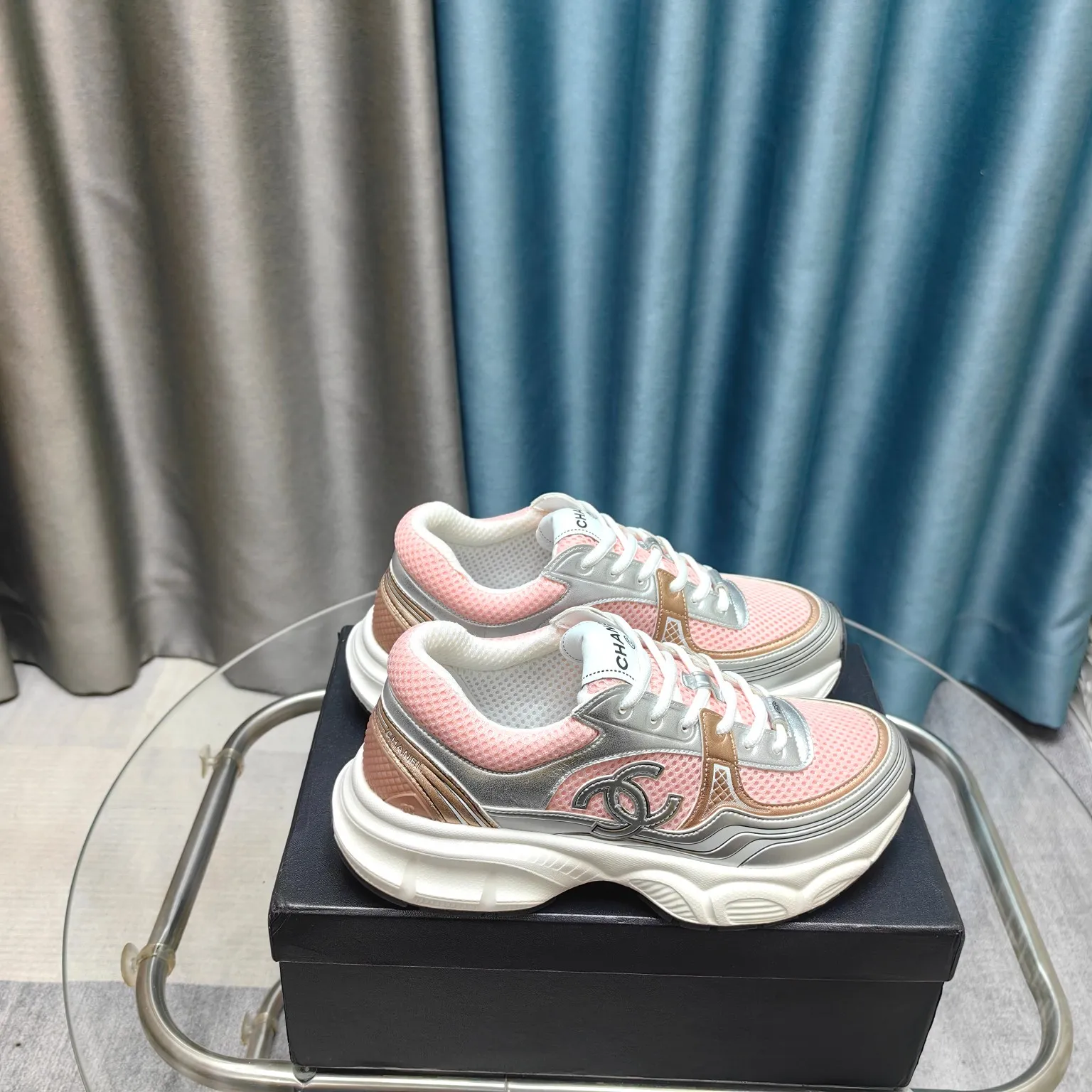 p680🐮🐮Chanel Chanel dad shoes, men and women couples - 2025 counter top casual sports shoes This classic design; the upper is electro-embroidered with a variety of techniques; the outsole is fashionable and sporty; it is unusual to incorporate a variety of color matching elements... The diversified mix and match is very beautiful and versatile, casual, fashionable, sports and outdoor can be taken into account... ꫛꫀꪝ Go➫ Material: ❶Upper is made of: Original imported first-layer silk cowhide + original waterproof cloth + original first-layer cowhide ❷Inner lining: original sheep lining + mesh ❸Outsole based on: original TPU combination outsole Special counter boutique packaging complete set for women 35–41